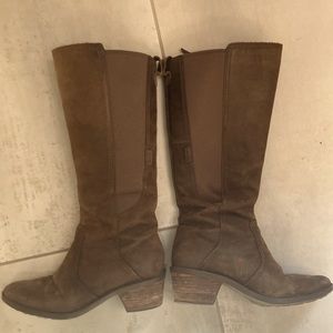 Leather waterproof Teva calf high boots. Elastic component on calf